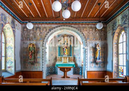 Rapperswil, Schweiz - 1. Juli 2024: Innere der Kapelle unserer Lieben Frau - Liebfrauenkapelle - in Rapperswil mit Marienstatuen mit Jesus, St. Jo Stockfoto