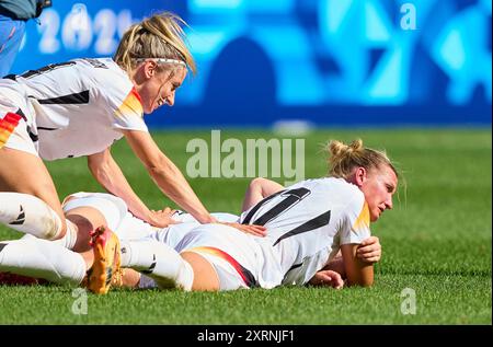 Alexandra Popp, DFB Frauen 11 feiern mit Kathrin-Julia HENDRICH, DFB Frauen 3 Marina HEGERING, DFB Frauen 5 nach dem Olympischen Bronzemedaillenspiel DEUTSCHLAND - SPANIEN 1-0 im Stade de Lyon in Lyon am 9. August 2024 in Lyon, Frankreich. Staffel 2024/2025 Fotograf: Peter Schatz Stockfoto