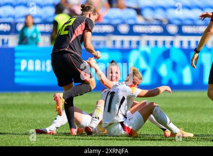 Alexandra Popp, DFB Frauen 11 feiern mit Kathrin-Ann-Katrin Berger, Torhüterin DFB Frauen 12 Marina HEGERING, DFB Frauen 5 nach dem Olympischen Bronzemedaillenspiel DEUTSCHLAND - SPANIEN 1-0 im Stade de Lyon in Lyon am 9. August 2024 in Lyon, Frankreich. Staffel 2024/2025 Fotograf: Peter Schatz Stockfoto