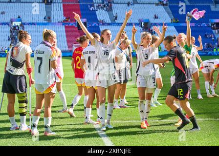 Ann-Katrin Berger, Torhüterin DFB Frauen 12 Kathrin-Julia HENDRICH, DFB Frauen 3 Jule Brand, DFB Frauen 16 Lea SCHÜLLER, Schueller DFB Frauen 7 Lena Oberdorf feiern mit Fans beim Olympischen Bronzemedaillenspiel DEUTSCHLAND - SPANIEN 1-0 im Stade de Lyon in Lyon am 9. August 2024 in Lyon, Frankreich. Staffel 2024/2025 Fotograf: Peter Schatz Stockfoto