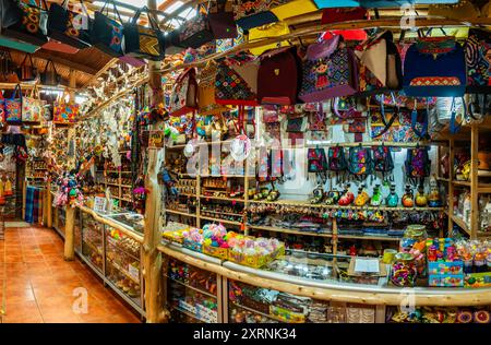 Souvenirs, Artefakte und Kunsthandwerk zum Verkauf in einem lokalen Geschäft. Guatemala. Stockfoto