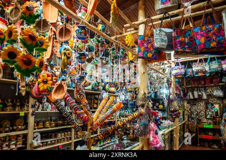 Souvenirs, Artefakte und Kunsthandwerk zum Verkauf in einem lokalen Geschäft. Guatemala. Stockfoto