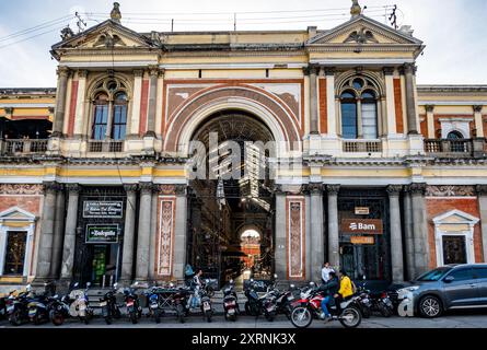 Altes Bankgebäude. Parque Centro América. Quetzaltenango, Guatemala. Stockfoto