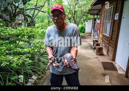 Ein Park-Ranger, der eine guatemaltekische Perlenechse (Heloderma charlesbogerti) im Rahmen ihres Naturschutzprogramms zeigt. Guatemala. Stockfoto