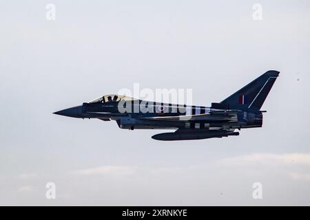 Blackpool, Lancashire, Großbritannien. August 2024. Auf der zweitägigen Flugschau nahm das RAF Typhoon Demonstration Aircraft an der Air Show Credit: PN News/Alamy Live News Teil Stockfoto