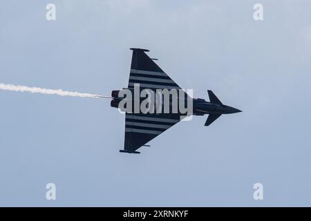 Blackpool, Lancashire, Großbritannien. August 2024. Auf der zweitägigen Flugschau nahm das RAF Typhoon Demonstration Aircraft an der Air Show Credit: PN News/Alamy Live News Teil Stockfoto