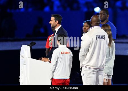 Paris, Frankreich. August 2024. Olympia, Paris 2024, Stade de France, Tony Estanguet (l), Präsident des Organisationskomitees für die Olympischen und Paralympischen Spiele, spricht bei der Abschlusszeremonie. Quelle: Sven Hoppe/dpa/Alamy Live News Stockfoto
