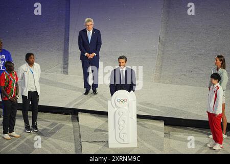 Paris, Frankreich. August 2024. Olympia, Paris 2024, Stade de France, Tony Estanguet (M), Präsident des Organisationskomitees für die Olympischen und Paralympischen Spiele, spricht bei der Abschlusszeremonie. Oben links hört IOC-Präsident Thomas Bach zu. Quelle: Michael Kappeler/dpa/Alamy Live News Stockfoto