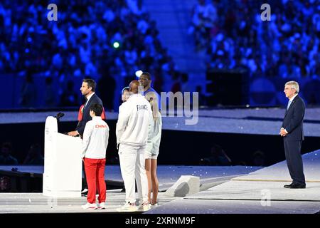 Paris, Frankreich. August 2024. Olympia, Paris 2024, Stade de France, Tony Estanguet (l), Präsident des Organisationskomitees für die Olympischen und Paralympischen Spiele, spricht bei der Abschlusszeremonie. Auf der rechten Seite hört IOC-Präsident Thomas Bach zu. Quelle: Sven Hoppe/dpa/Alamy Live News Stockfoto