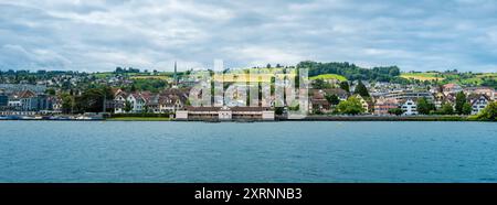 Wadenswil, Schweiz - 1. Juli 2024: Panoramablick auf Wadenswil am Zürichsee Stockfoto