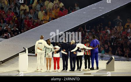 Paris, Frankreich. August 2024. Tony Estanguet (4. L), Präsident des Organisationskomitees der Olympischen Spiele 2024 in Paris, und Thomas Bach (4. R), Präsident des Internationalen Olympischen Komitees (IOC), nehmen an der Abschlusszeremonie der Olympischen Spiele 2024 in Paris, Frankreich, am 11. August 2024 Teil. Quelle: Zhang Fan/Xinhua/Alamy Live News Stockfoto