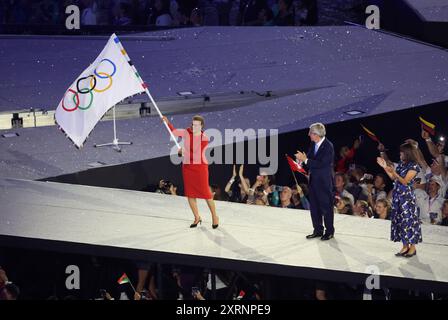 Paris, Frankreich. August 2024. Karen Bass, Bürgermeister von Los Angeles, weht die offizielle Olympische Flagge, nachdem sie von IOC-Präsident Thomas Bach (C) und Paris-Bürgermeisterin Anne Hidalgo während der Abschlusszeremonie der Olympischen Sommerspiele am Sonntag, den 11. August 2024, im Stade de France in Paris, Frankreich, empfangen wurde. Foto: Maya Vidon-White/UPI Credit: UPI/Alamy Live News Stockfoto