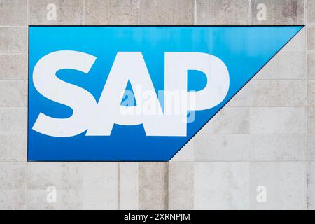 SAP-Logo auf der Fassade des Firmengebäudes, Global German multinational Software Company, Visual Branding des Softwaregiganten auf dem Firmengelände, Resource Pl Stockfoto