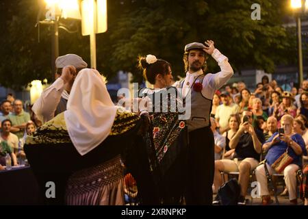 Madrid, Spanien. August 2024. In Madrid, Spanien, wird der Chotis am 11. August 2024 als der typischste Tanz seit dem 19. Jahrhundert angesehen. Sie tanzen es auf allen traditionellen Festivals. Es ist ein Partnertanz. (Foto: Tomas Calle/NurPhoto) Credit: NurPhoto SRL/Alamy Live News Stockfoto