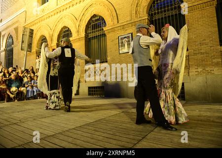 Madrid, Spanien. August 2024. In Madrid, Spanien, wird der Chotis am 11. August 2024 als der typischste Tanz seit dem 19. Jahrhundert angesehen. Sie tanzen es auf allen traditionellen Festivals. Es ist ein Partnertanz. (Foto: Tomas Calle/NurPhoto) Credit: NurPhoto SRL/Alamy Live News Stockfoto