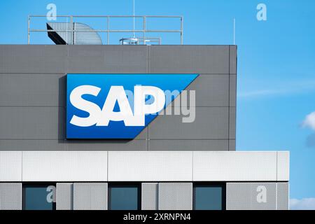 SAP-Logo auf der Fassade des Firmengebäudes, Global German multinational Software Company, Visual Branding des Softwaregiganten auf dem Firmengelände, Resource Pl Stockfoto