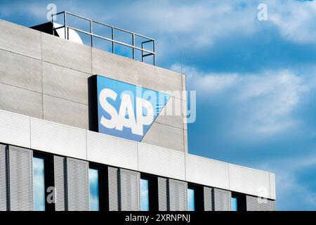 SAP-Logo auf der Fassade des Firmengebäudes, Global German multinational Software Company, Visual Branding des Softwaregiganten auf dem Firmengelände, Resource Pl Stockfoto
