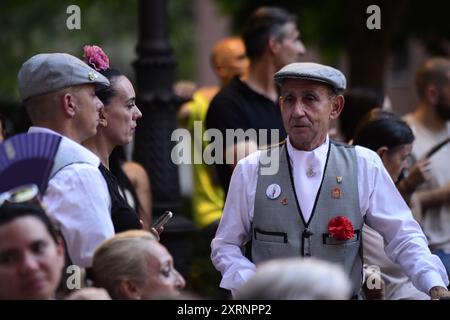 Madrid, Spanien. August 2024. In Madrid, Spanien, wird der Chotis am 11. August 2024 als der typischste Tanz seit dem 19. Jahrhundert angesehen. Sie tanzen es auf allen traditionellen Festivals. Es ist ein Partnertanz. (Foto: Tomas Calle/NurPhoto) Credit: NurPhoto SRL/Alamy Live News Stockfoto