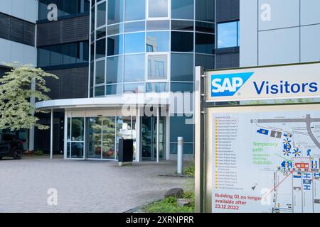 Das SAP SE-Logo wird an der Fassade des modernen Firmensitzes auf dem SAP-Firmencampus deutlich sichtbar dargestellt und symbolisiert die weltweite Führungsposition der Softwarebranche Wall Stockfoto