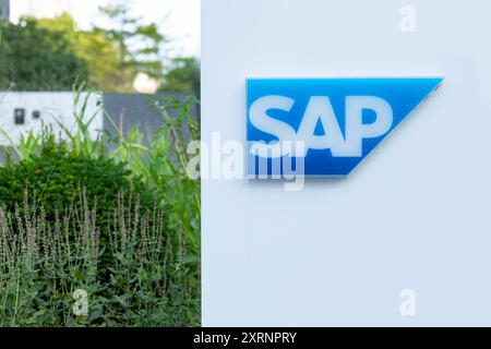 SAP-Logo auf der Fassade des Firmengebäudes, Global German multinational Software Company, Visual Branding des Softwaregiganten auf dem Firmengelände, Resource Pl Stockfoto