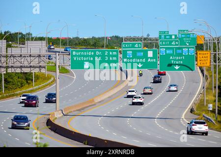 Highway 111, auch bekannt als Circumferential Highway, eine Vorstadtautobahn in Dartmouth, Nova Scotia, Kanada Stockfoto