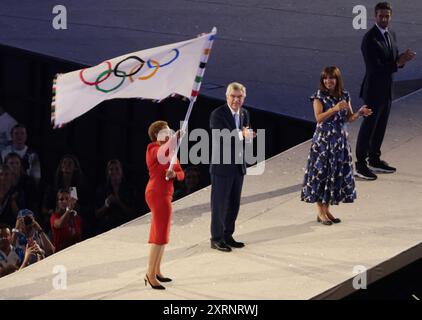 Paris, Frankreich. August 2024. Karen Bass, Bürgermeister von Los Angeles, schwingt die offizielle Olympische Flagge, während IOC-Präsident Thomas Bach, Pariser Bürgermeisterin Anne Hidalgo und Präsident des Organisationskomitees Tony Estanguet am Sonntag, den 11. August 2024, bei der Abschlusszeremonie der Olympischen Sommerspiele in Paris, Frankreich, zusehen. In Los Angeles finden die Olympischen Sommerspiele 2028 statt. Foto: Hugo Philpott/UPI Credit: UPI/Alamy Live News Stockfoto