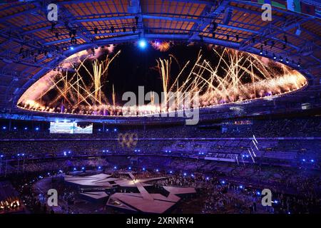 Paris, Frankreich. August 2024. Olympische Spiele, Paris 2024, Stade de France, Feuerwerk wird bei der Abschlusszeremonie angezündet. Quelle: Jan Woitas/dpa/Alamy Live News Stockfoto