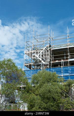 Auf einer Baustelle errichtete Gerüste, Gesundheits- und Sicherheitsvorschriften, Stockfoto