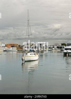 Verschiedene Boote an ihren Anlegestellen in den Kanälen von Paradise Point an der Gold Coast, Queensland, Australien. Stockfoto