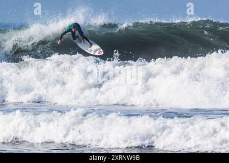 Huntington Beach, ca. 9. August 2024. 9. August 2024, Huntington Beach, CA: Philippa Anderson aus Australien tritt in der Runde der 32 - Heat 2 bei den jährlichen US Open of Surfing an, die diese Woche stattfinden. (Kreditbild: © Rich Schmitt/ZUMA Press Wire) NUR REDAKTIONELLE VERWENDUNG! Nicht für kommerzielle ZWECKE! Stockfoto