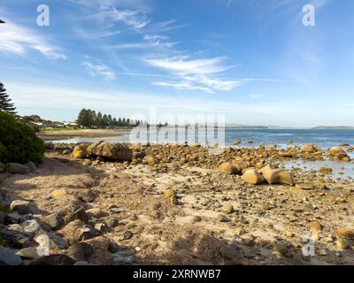 Blick von Encounter Bay in Richtung Victor Harbor und Granite Island auf der Fleurieu Halbinsel in Südaustralien Stockfoto