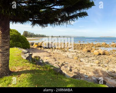 Blick von Encounter Bay in Richtung Victor Harbor und Granite Island auf der Fleurieu Halbinsel in Südaustralien Stockfoto