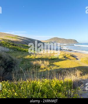 Von den Stränden entlang des Victor Harbor Heritage Trail auf der Fleurieu Peninsula in South Australia aus hat man einen Blick auf die Landschaft in Richtung Rosetta Head oder den Bluff Stockfoto
