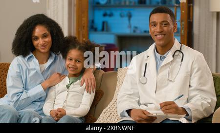 Glückliche afroamerikanische Mutter Tochter Arzt Frau Mann Mädchen lächelnde Medizin Kind Kinderarzt Besuch Elternschaft Gesundheit medicare Patient Kind Therapeut Stockfoto