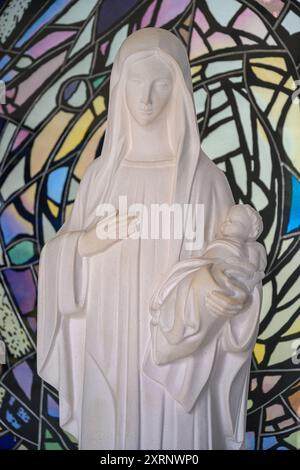 Die Statue der Jungfrau Maria in der Votivkapelle in der Nähe der Ruinen der alten Jakobskirche in Medjugorje, BiH. Stockfoto