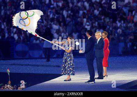 Paris, Frankreich. August 2024. Olympia, Paris 2024, Stade de France, Anne Hidalgo (l-r), Bürgermeister von Paris, weht die Olympische Flagge in Anwesenheit von Tony Estanguet, Präsident des Organisationskomitees für die Olympischen und Paralympischen Spiele, IOC-Präsident Thomas Bach und Karen Bass, Bürgermeister von Los Angeles. Quelle: Sven Hoppe/dpa/Alamy Live News Stockfoto