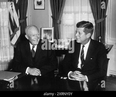 US-Präsident Dwight Eisenhower trifft sich mit dem designierten US-Präsidenten John Kennedy, Oval Office, Weißen Haus, Washington, D.C. USA, Abbie Rowe, Fotos des Weißen Hauses, 6. Dezember 1960 Stockfoto