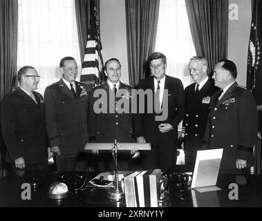 US-Präsident John Kennedy (3. Von rechts) trifft sich mit gemeinsamen Stabschefs. (L-R) Kommandant des U.S. Marine Corps General David M. Shoup; Stabschef des U.S. Air Force General Thomas D. White; Vorsitzender der Joint Chiefs of Staff General Lyman Lemnitzer; Stabschef des U.S. Navy Admiral Arleigh A. Burke; Stabschef des US Army General George H. Decker, Oval Office, Weißes Haus, Washington, D.C. USA, Abbie Rowe, Fotografien des Weißen Hauses, 25. Januar 1961 Stockfoto