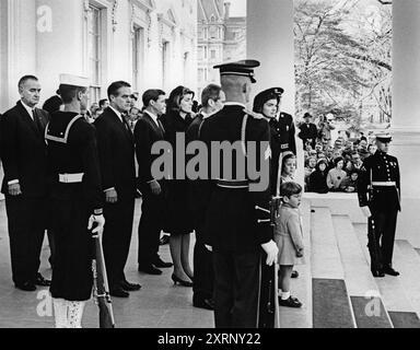 Die ehemalige US-First Lady Jacqueline Kennedy steht mit ihren Kindern Caroline Kennedy und John F. Kennedy Jr. im North Portico, vor der Beerdigung von Präsident John Kennedy, hinter Mrs. Kennedy: Attorney General Robert Kennedy; Patricia Kennedy Lawford, R. Sargent Shriver, US-Präsident Lyndon Johnson, Mitglieder der Ehrengarde stehen auf dem Spiel; Trauer und Pressevertreter beobachten, Weißes Haus, Washington, D.C., USA, Abbie Rowe, Fotos Des Weißen Hauses, 24. November 1963 Stockfoto