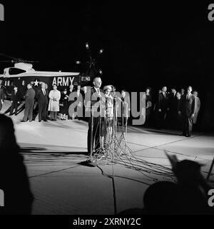 US-Präsident Lyndon B. Johnson (an Mikrofonen), neben First Lady Claudia 'Lady Bird' Johnson, hielt Bemerkungen an die Nation, nachdem er seinen Amtseid an Bord der Air Force One abgelegt hatte und auf der Andrews Air Force Base, Maryland, USA, Cecil Stoughton, Fotos des Weißen Hauses, November 1963 Stockfoto