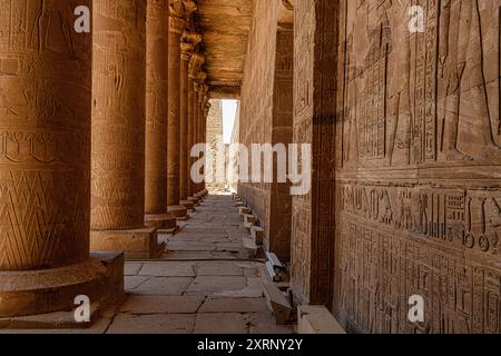 Edfu-Tempel, der dem Gott Horus gewidmet ist Stockfoto