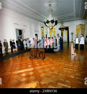 Der Sarg des verstorbenen US-Präsidenten John Kennedy, First Lady Jacqueline Kennedy, Generalstaatsanwalt, Robert Kennedy, Jean Kennedy Smith, Ethel Skakel Kennedy, R. Sargent Shriver, Janet Auchincloss, Hugh D. Auchincloss; Verteidigungsminister Robert S. McNamara, unter anderen Trauernden, East Room, White House, Washington, D.C. USA, Robert Knudsen, Fotos des Weißen Hauses, 23. November 1963 Stockfoto