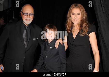 WEST PALM BEACH, FL - 23. OKTOBER: (CNN) -- Sängerin Celine Dion, 42, gebar am Samstag frühzeitige Zwillingsjungen. Die noch zu benennenden Jungen wurden durch Kaiserschnitt geboren und sind gesund, laut St. Mary's Medical Center in West Palm Beach, Florida. Ein Kind wiegt 5 Pfund, 10 Unzen, während das andere 5 Pfund, 4 Unzen, sagte das Krankenhaus. Der Geburtshelfer Ronald Ackerman nannte Dion und Ehemann Rene Angelil zwei der „fürsorgendsten und freundlichsten Menschen“, die das Krankenhaus gesehen hat. Dion kam am 16. Oktober ins Krankenhaus, um die Frühzeit zu verhindern Stockfoto