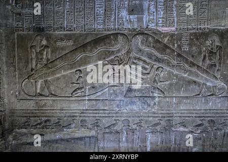 Ein Bas-Relief aus der unterirdischen Krypta am Hathor-Tempel im Dendera-Tempelkomplex wird manchmal als Dendera-Licht bezeichnet Stockfoto