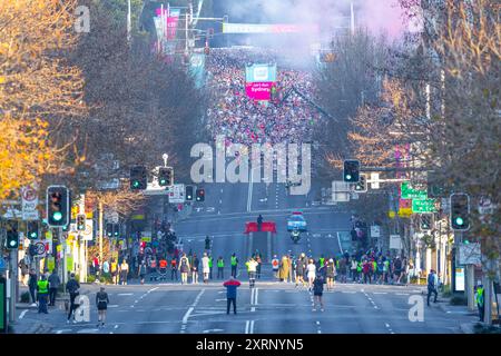 Sydney, Australien, 11. August 2024. Der jährliche öffentliche Marathon „City 2 Surf“. Im Bild: Der Start des Rennens. Stockfoto