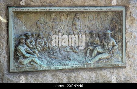 Bronzetafel der Kapitulation der Apachen unter Geronymo an General Crook in den Sierra Madres Mountains im Jahr 1883 Stockfoto