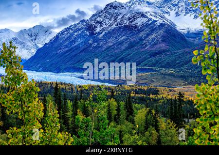 Die 6 km breite Endstation des Matanuska-Gletschers ist vom Glenn Highway aus sichtbar Stockfoto