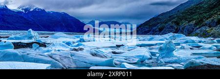 Eisbrocken im Knik River am Ende des Knik Gletschers mit den Chugach Mountains im Hintergrund Stockfoto