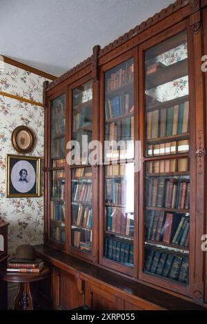 Bücherregal in der Studie in Frederick Douglases Cedar Hill Haus in Washington DC Stockfoto