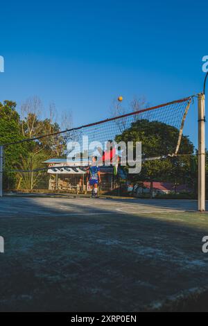 Balikpapan, Indonesien - 1. August 2024. Der Spieler springt mit einer akrobatischen Bewegung, um den Takraw-Ball zu kicken. Stockfoto